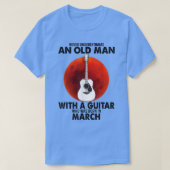 Never Underestimate An Old Man With A Guitar March T-Shirt (Design vorne)