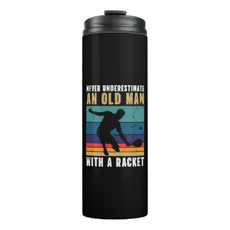 Never underestimate an old man with a pickleball  thermosbecher