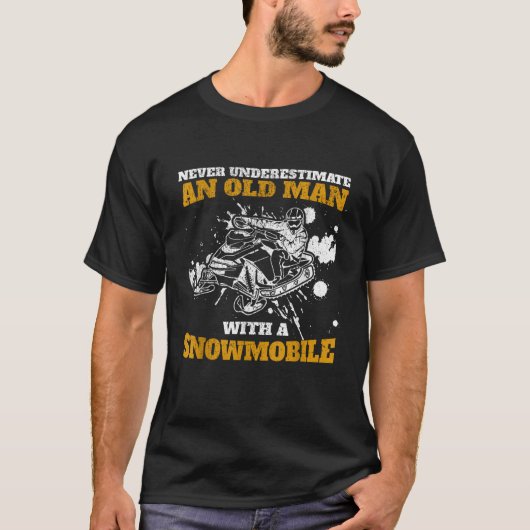 Never Underestimate An Old Man With A Snowmobile T-Shirt (Vorderseite)