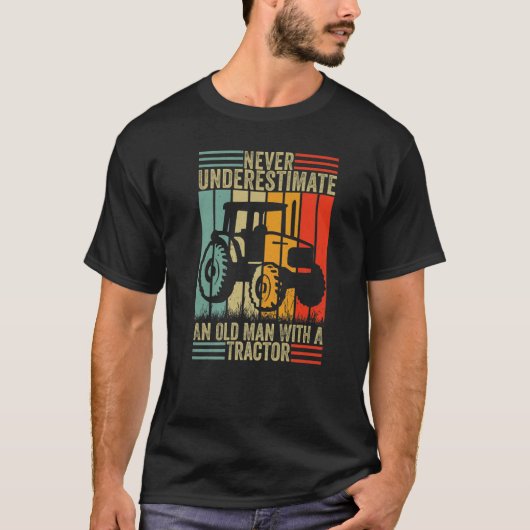 Never Underestimate An Old Man With A Tractor Far T-Shirt (Vorderseite)