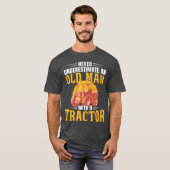Never Underestimate An Old Man With A Tractor Funn T-Shirt (Vorne ganz)