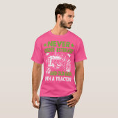 Never Underestimate An Old Man With A Tractor T-Shirt (Vorne ganz)