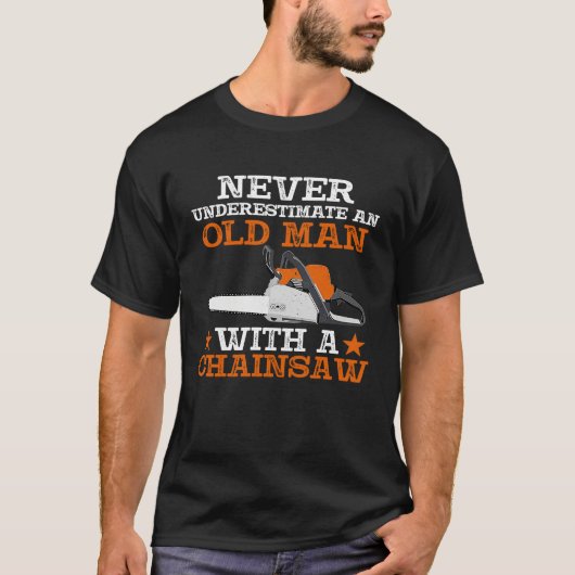 Never Underestimate An Old Man With Chainsaw Lumbe T-Shirt (Vorderseite)