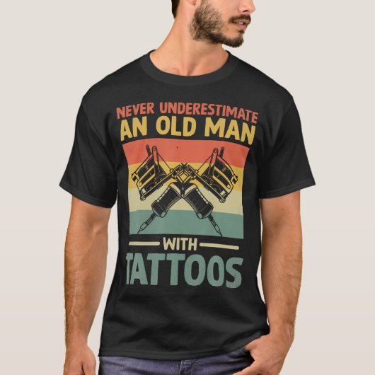Never Underestimate An Old Man With Tattoos T-Shirt (Vorderseite)