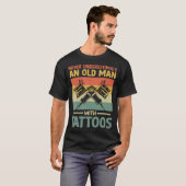 Never Underestimate An Old Man With Tattoos T-Shirt (Vorne ganz)