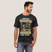 Never Underestimate An Old Man With Tow Truck Tow T-Shirt (Vorne ganz)