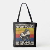 Never underestimate an old woman loves roller skat tasche (Rückseite)