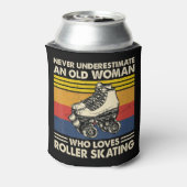 Never Underestimate An Old Woman On A Bicycleunder Dosenkühler (Kanne Rückseite)