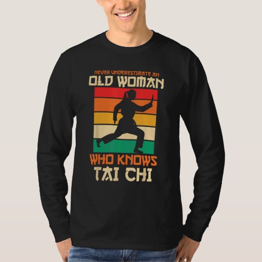Never Underestimate An Old Woman Who Knows Tai Chi T-Shirt (Vorderseite)