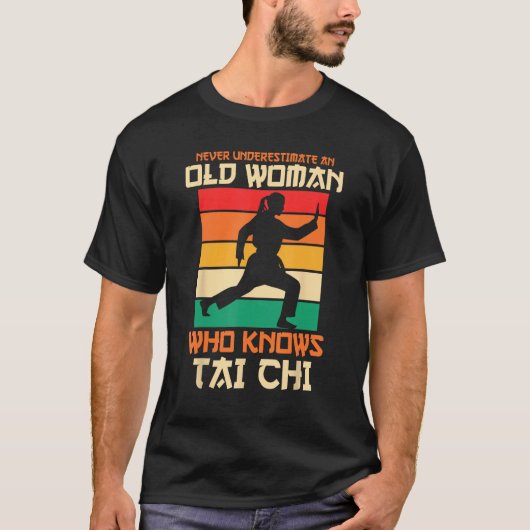 Never Underestimate An Old Woman Who Knows Tai Chi T-Shirt (Vorderseite)