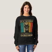 Never Underestimate An Old Women With A Doberman P Sweatshirt (Vorne ganz)
