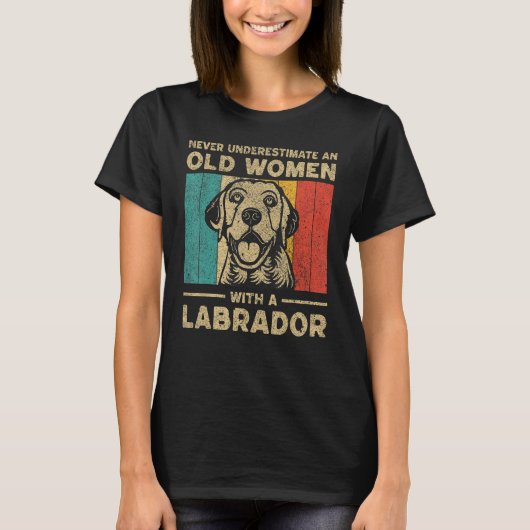 Never Underestimate An Old Women With A Labrador T-Shirt (Vorderseite)