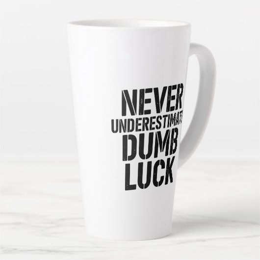 "Never Underestimate Dumb Luck" Saying Milchtasse (Rechte Ecke)