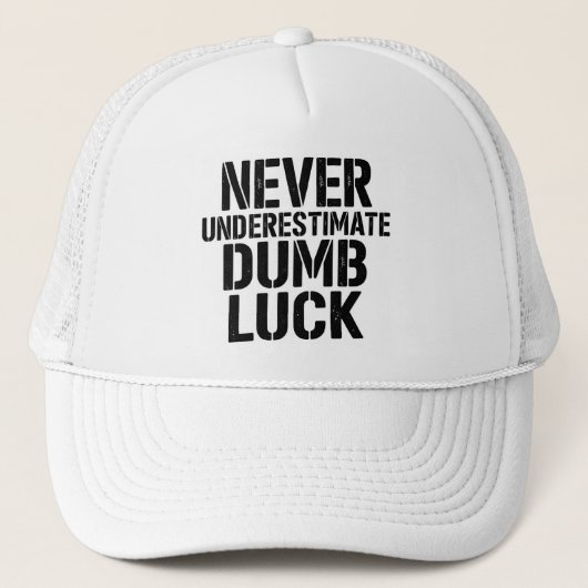 "Never Underestimate Dumb Luck" Saying Truckerkappe (Vorderseite)