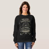 Never Underestimate Old Woman Courage & Dutch Shep Sweatshirt (Vorne ganz)