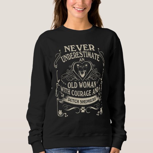 Never Underestimate Old Woman Courage & Dutch Shep Sweatshirt (Vorderseite)