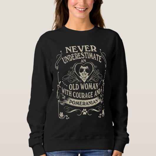 Never Underestimate Old Woman With Courage And A P Sweatshirt (Vorderseite)
