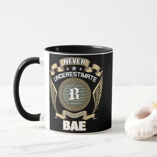 NEVER_UNDERESTIMATE_POWER_OF_A_BAE TASSE (Mit Donut)