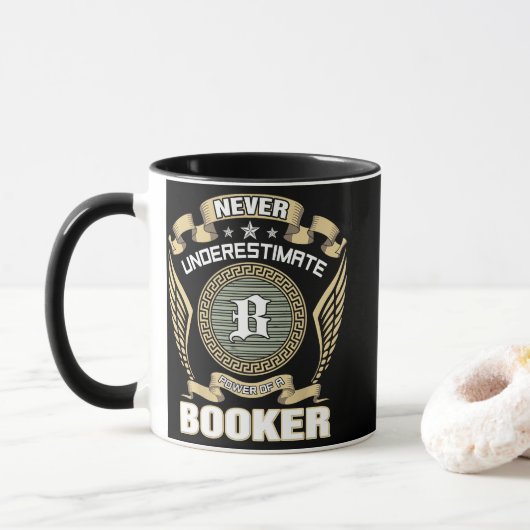 NEVER_UNDERESTIMATE_POWER_OF_A_BOOKER TASSE (Mit Donut)