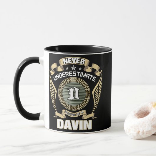 NEVER_UNDERESTIMATE_POWER_OF_A_DAVIN TASSE (Mit Donut)