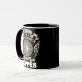 NEVER_UNDERESTIMATE_POWER_OF_A_HOPPES TASSE (Vorderseite Links)