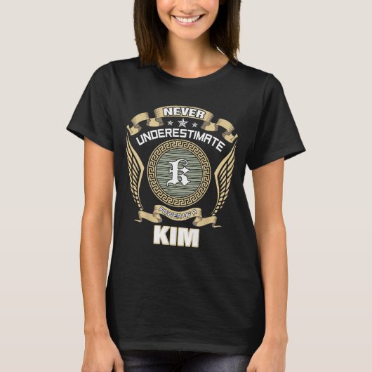NEVER_UNDERESTIMATE_POWER_OF_A_KIM T-Shirt (Vorderseite)
