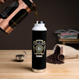 NEVER UNDERESTIMATE POWER OF A KING TRINKFLASCHE