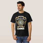 NEVER_UNDERESTIMATE_POWER_OF_A_LAURA T-Shirt (Vorne ganz)