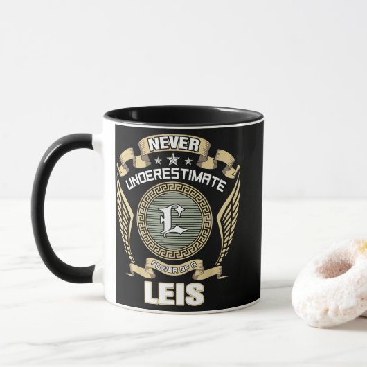 NEVER_UNDERESTIMATE_POWER_OF_A_LEIS TASSE (Mit Donut)