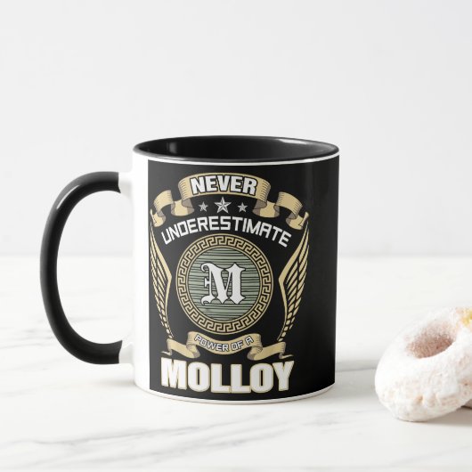 NEVER_UNDERESTIMATE_POWER_OF_A_MOLLOY TASSE (Mit Donut)