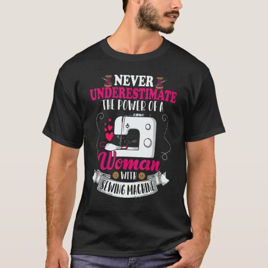 Never Underestimate Power Of Woman Sewing Machines T-Shirt (Vorderseite)