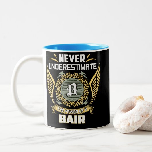 Never Underestimate The Power Of A Bair Zweifarbige Tasse (Mit Donut)