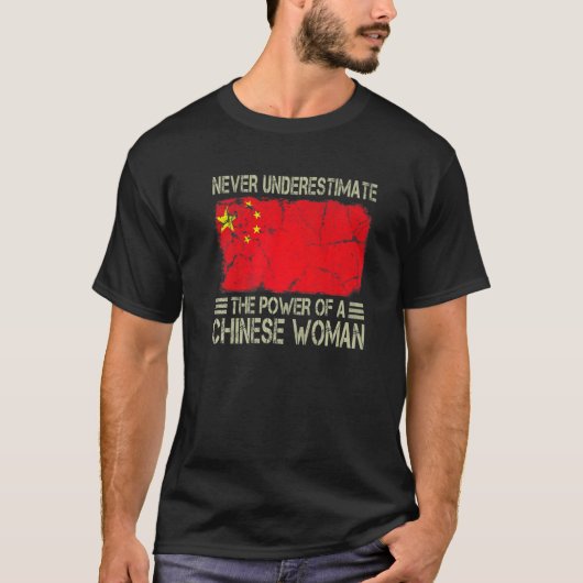Never Underestimate The Power of a Chinese Woman F T-Shirt (Vorderseite)