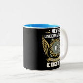 Never Underestimate The Power Of A Cozby Zweifarbige Tasse (VorderseiteRechts)