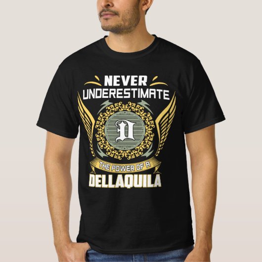 Never Underestimate The Power Of A Dellaquila T-Shirt (Vorderseite)