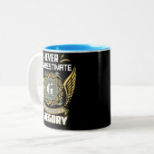 Never Underestimate The Power Of A Gregory Zweifarbige Tasse (Vorderseite Links)
