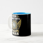 Never Underestimate The Power Of A Halls Zweifarbige Tasse (Vorderseite Links)