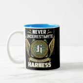 Never Underestimate The Power Of A Harness Zweifarbige Tasse (Links)