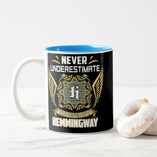 Never Underestimate The Power Of A Hemmingway Zweifarbige Tasse (Mit Donut)