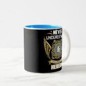 Never Underestimate The Power Of A Heredia Zweifarbige Tasse (VorderseiteRechts)