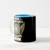 Never Underestimate The Power Of A Huhn Zweifarbige Tasse (Vorderseite Links)