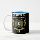 Never Underestimate The Power Of A Li Zweifarbige Tasse (Links)