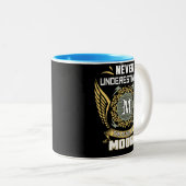 Never Underestimate The Power Of A Moore Zweifarbige Tasse (VorderseiteRechts)