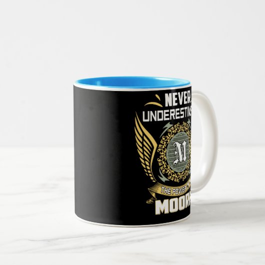 Never Underestimate The Power Of A Moore Zweifarbige Tasse (VorderseiteRechts)