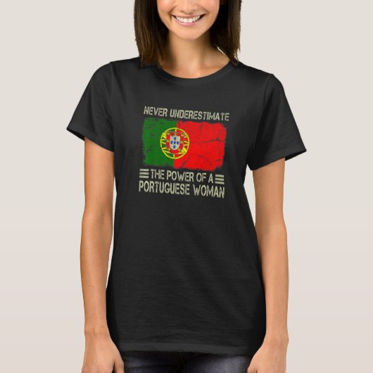 Never Underestimate The Power of a Portuguese Woma T-Shirt (Vorderseite)