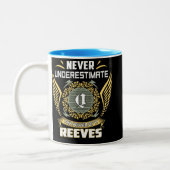 Never Underestimate The Power Of A Reeves Zweifarbige Tasse (Links)
