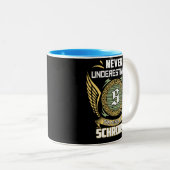 Never Underestimate The Power Of A Schroder Zweifarbige Tasse (VorderseiteRechts)