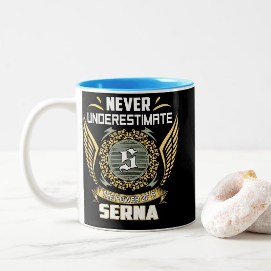 Never Underestimate The Power Of A Serna Zweifarbige Tasse (Mit Donut)