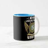 Never Underestimate The Power Of A Stotts Zweifarbige Tasse (VorderseiteRechts)