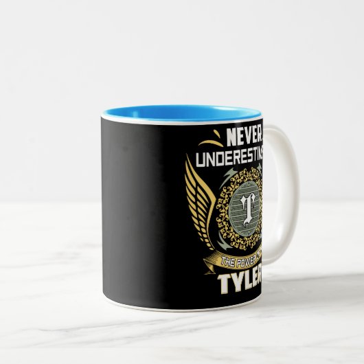 Never Underestimate The Power Of A Tyler Zweifarbige Tasse (VorderseiteRechts)